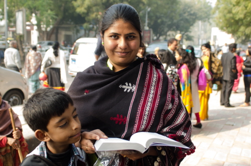 크기변환_성경을_읽고_있는_인도_여성과_그_아들.JPG